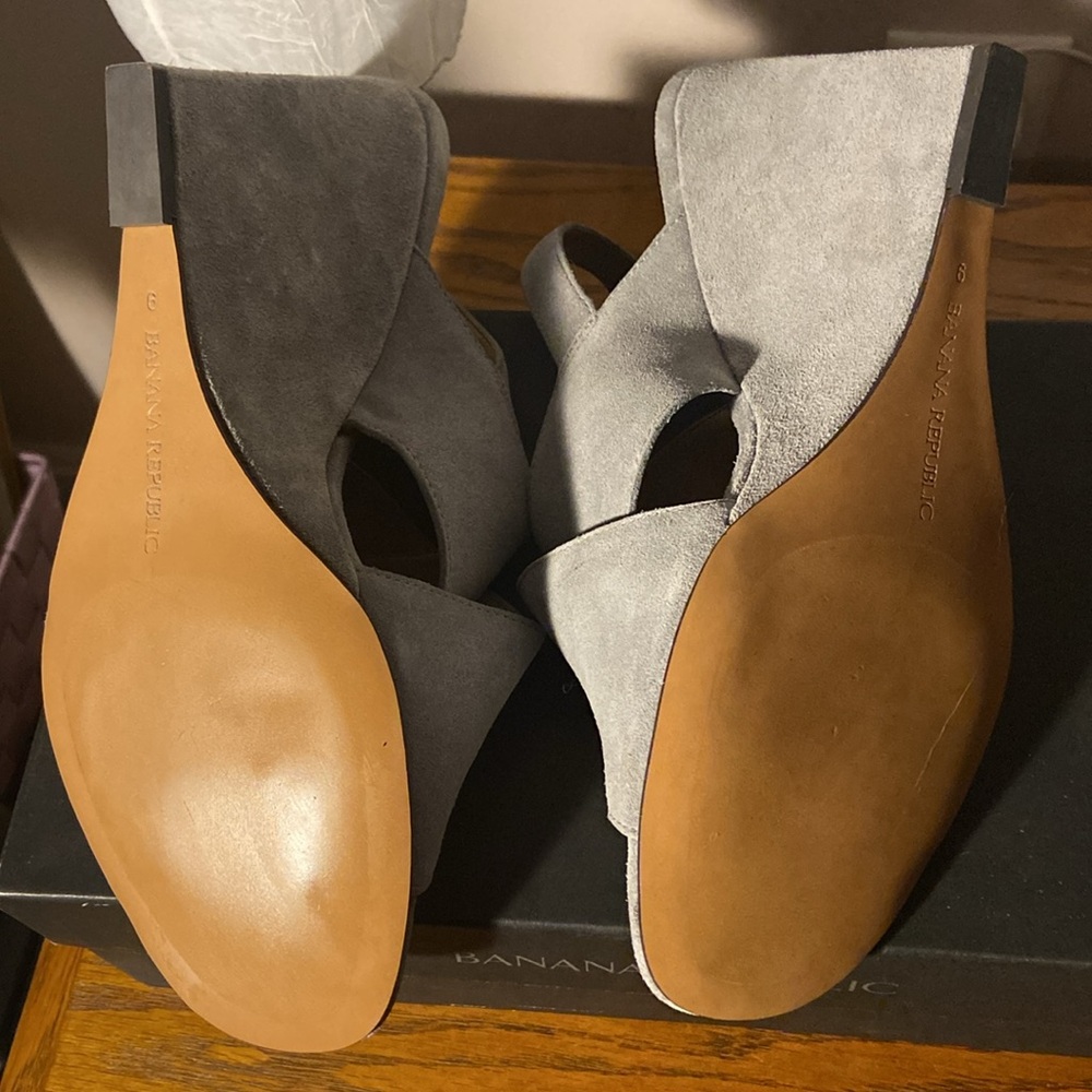 NIB Banana Republic Gray Wedges Size 9 - Picture 6 of 6